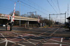 832585 Gezicht op de spoorwegovergang in de Eykmanlaan te Utrecht, met links het viaduct voor de hoge sporen richting ...